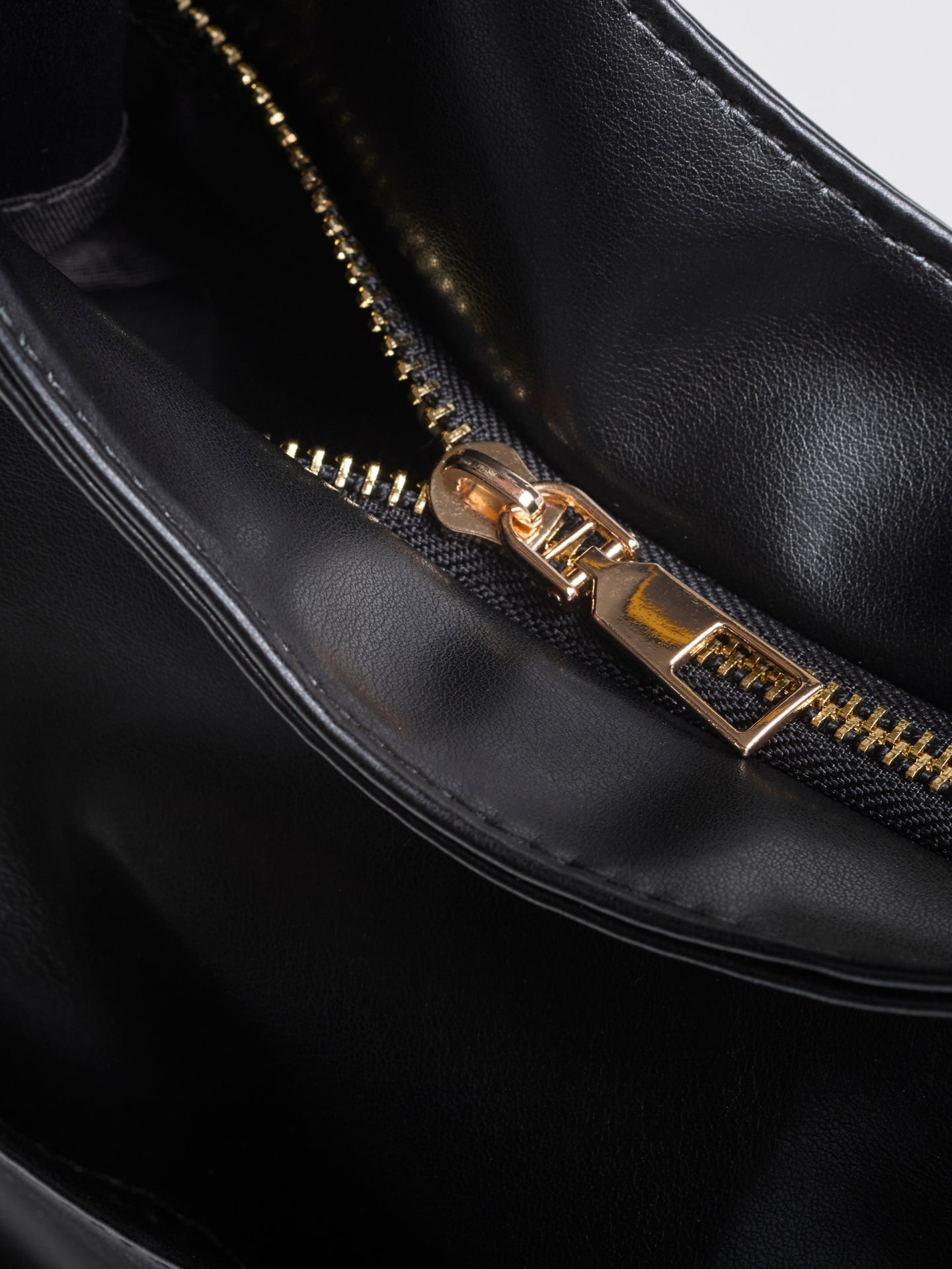 Simple Vegan Hobo Shoulder Bag - Empty Design