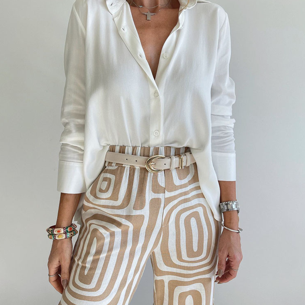 Lou - Stylish Two-Piece Set Featuring a White Blouse and Geometric Print Pants