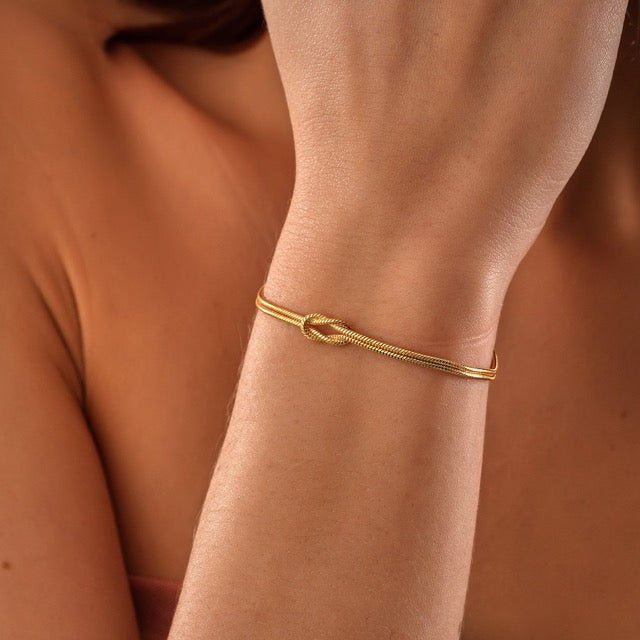Nova - Heartfelt Love Knot Bracelet