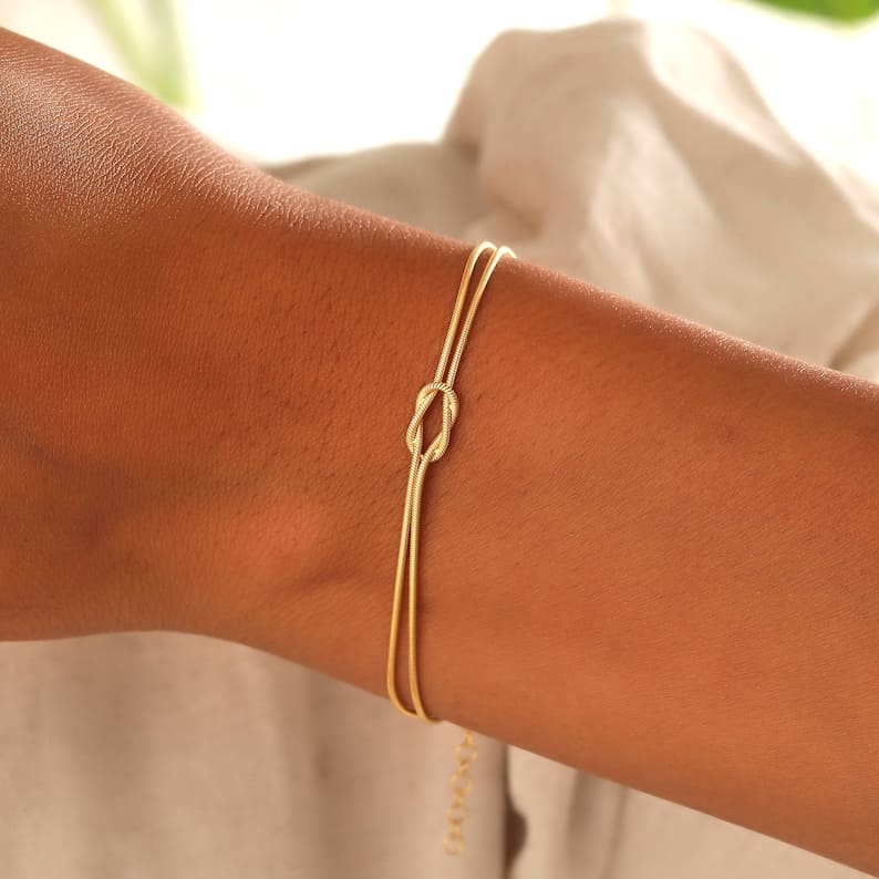 Nova - Heartfelt Love Knot Bracelet