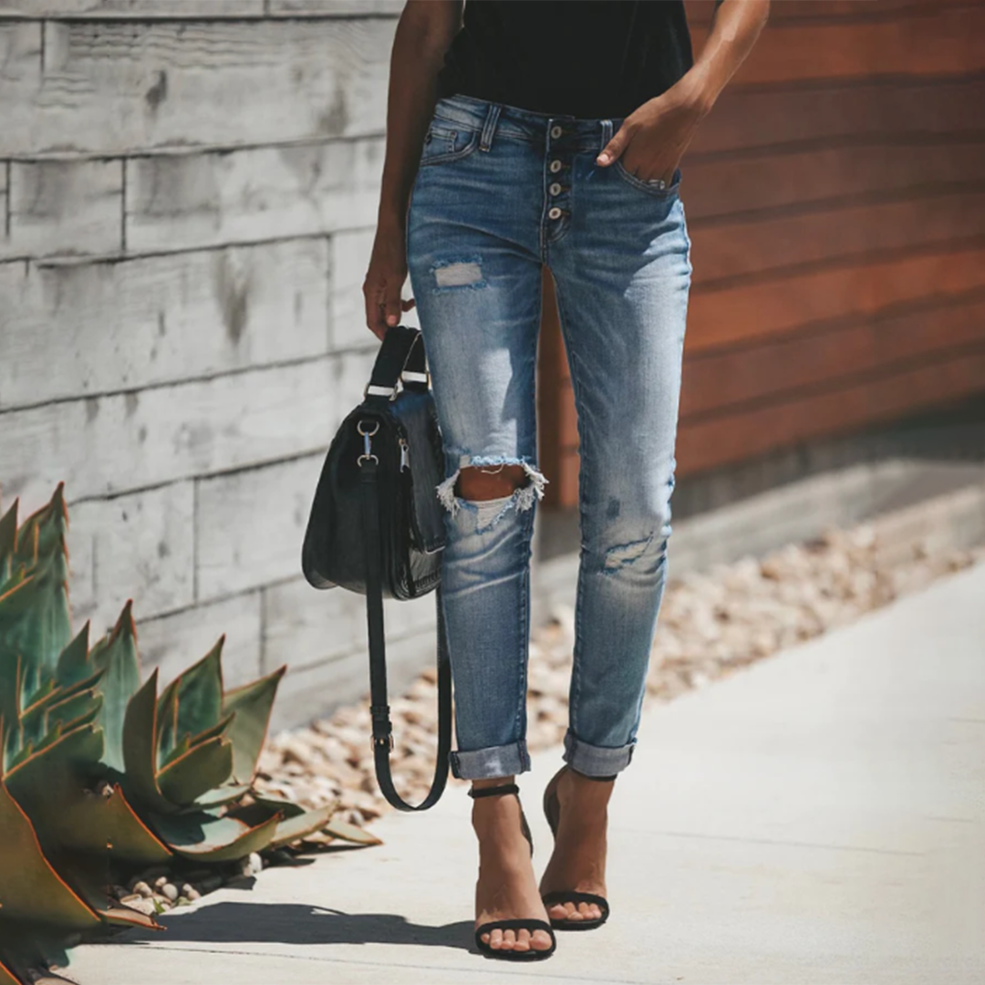 Elif | Trendy Ripped Jeans for a Chic Look