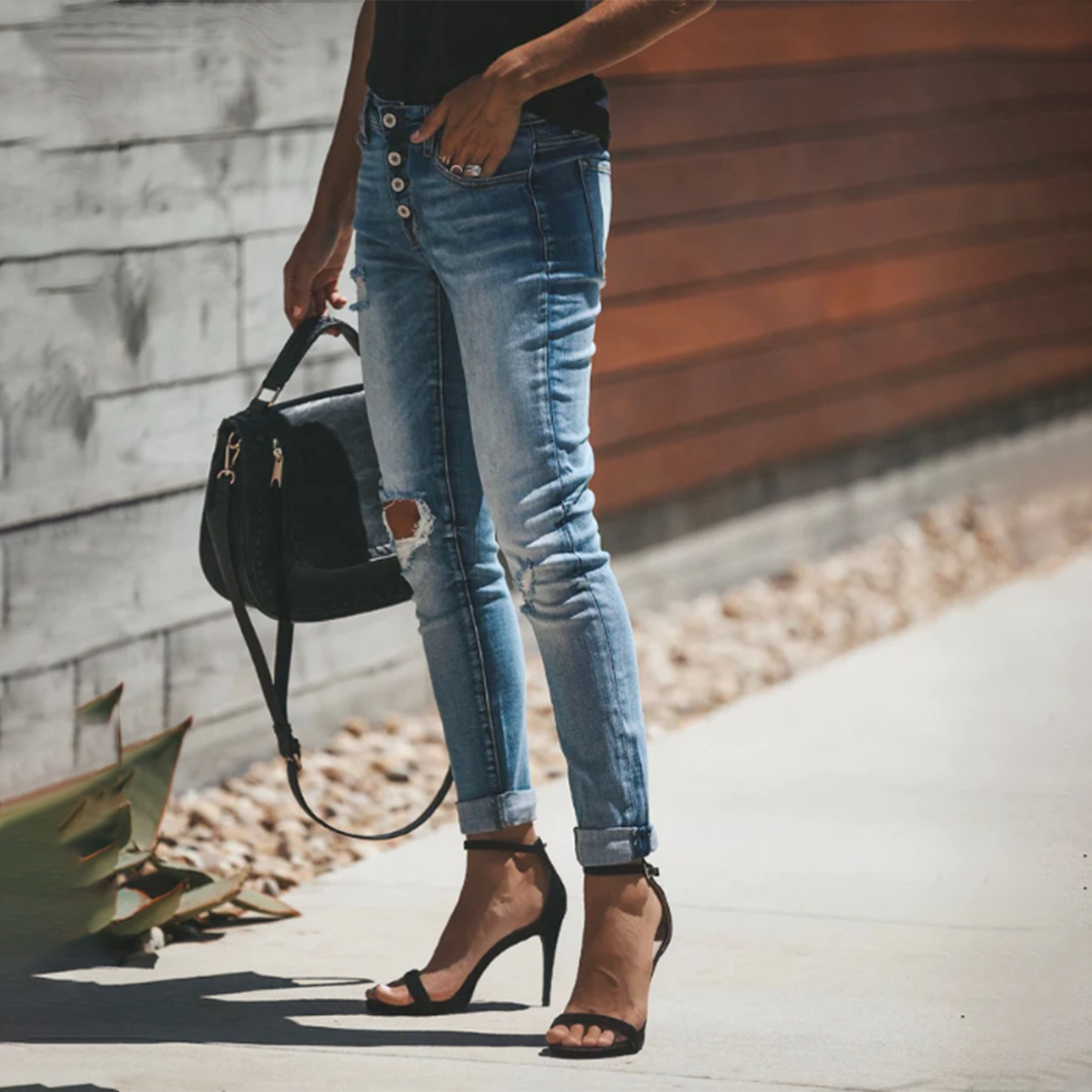 Elif | Trendy Ripped Jeans for a Chic Look