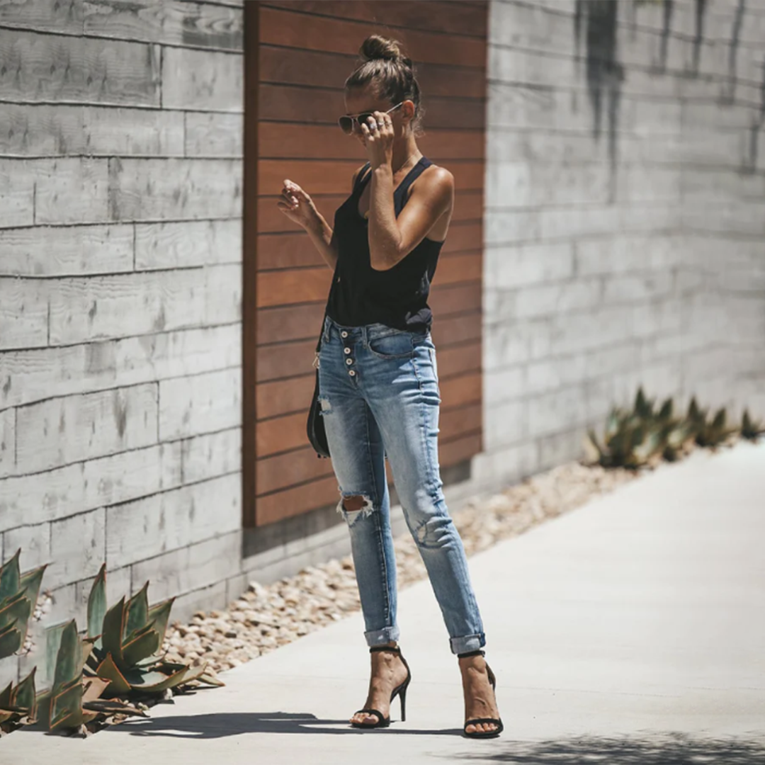 Elif | Trendy Ripped Jeans for a Chic Look
