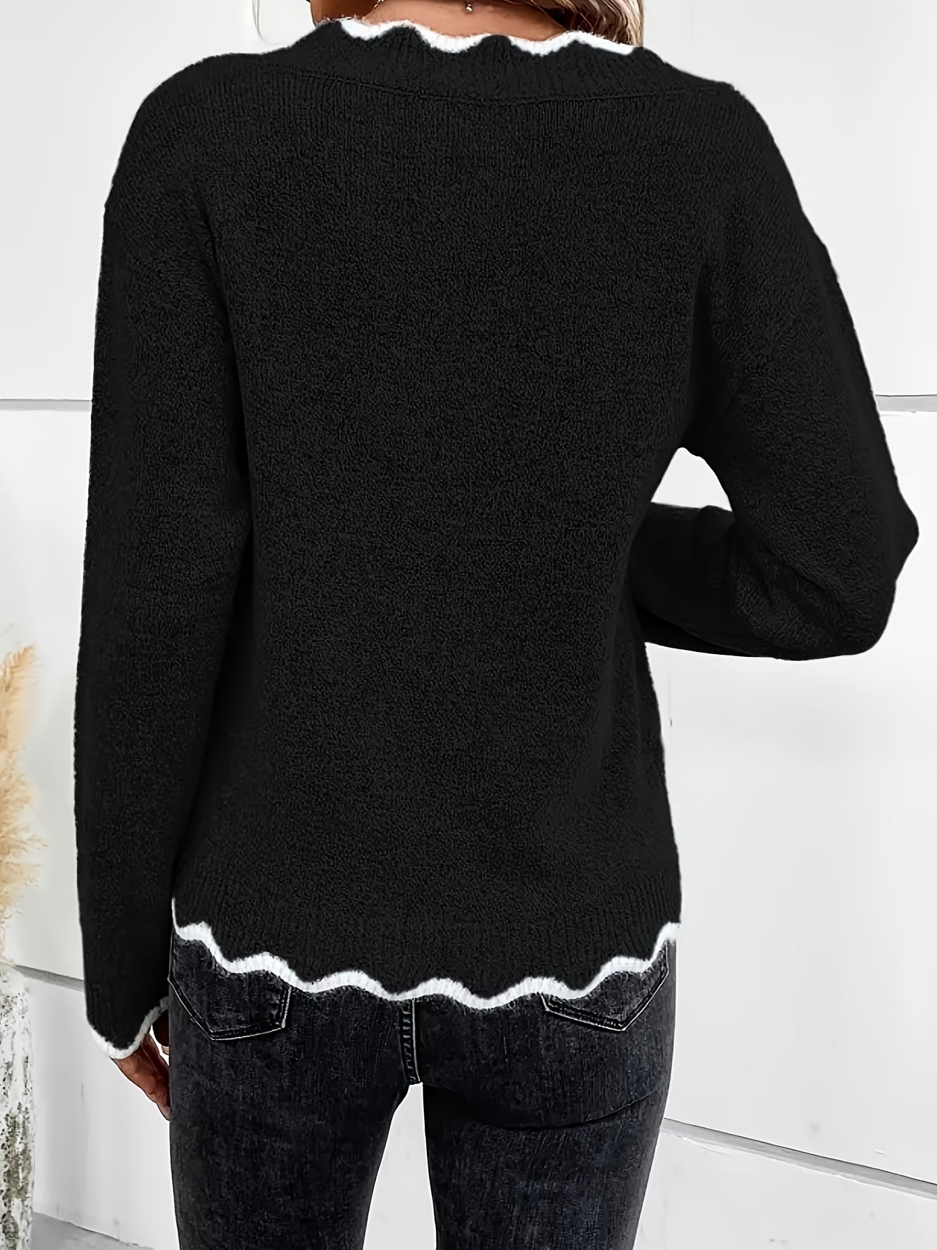 Elin | Chic V-Neck Sweater with Scalloped Accents and Long Sleeves