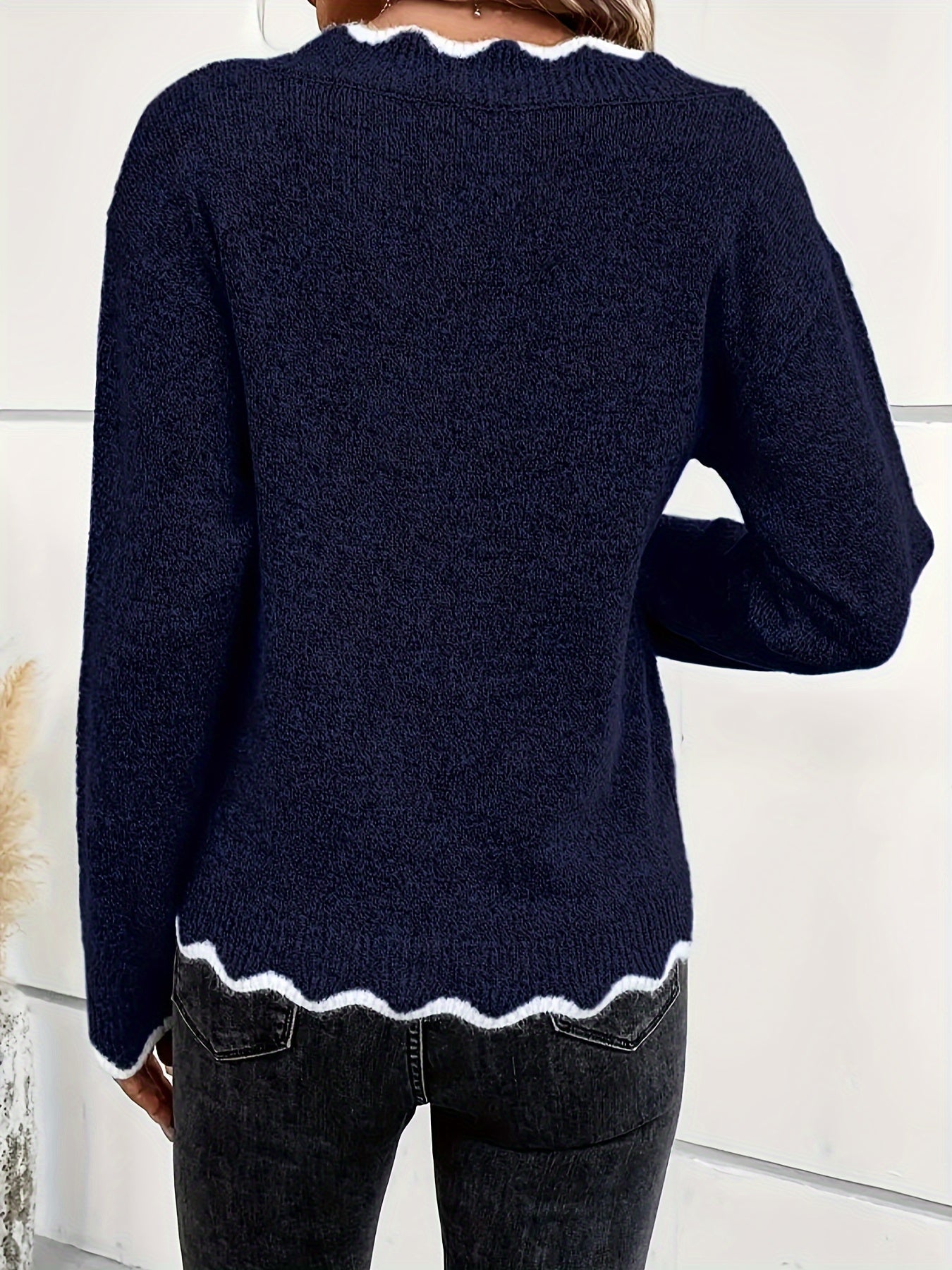Elin | Chic V-Neck Sweater with Scalloped Accents and Long Sleeves