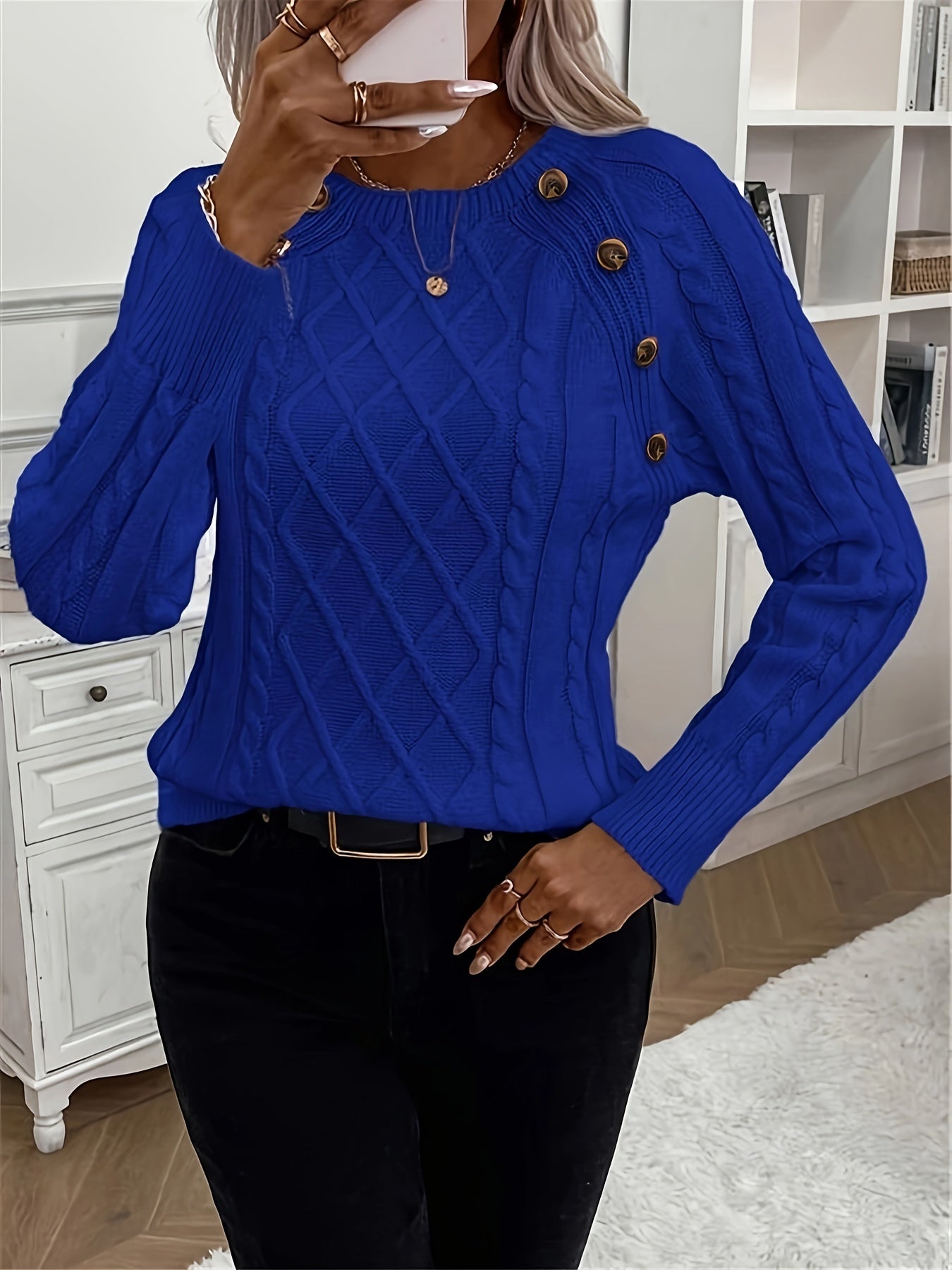 Evy | Classic Round Neck Cable Knit Sweater