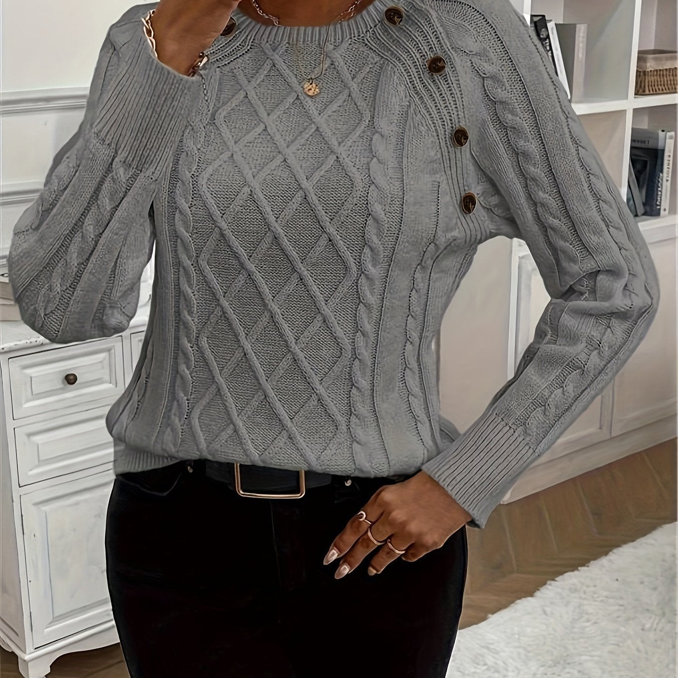 Evy | Classic Round Neck Cable Knit Sweater