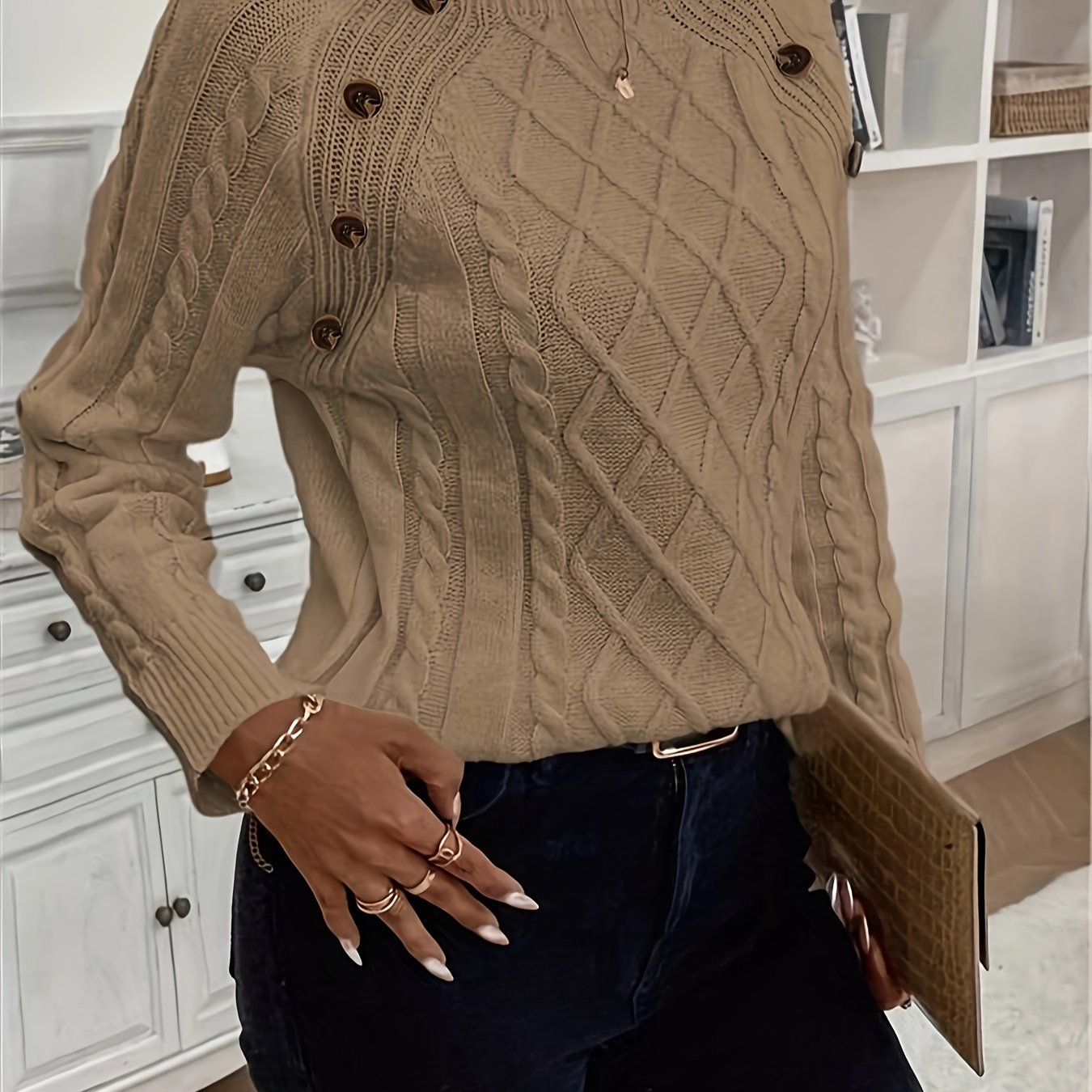 Evy | Classic Round Neck Cable Knit Sweater