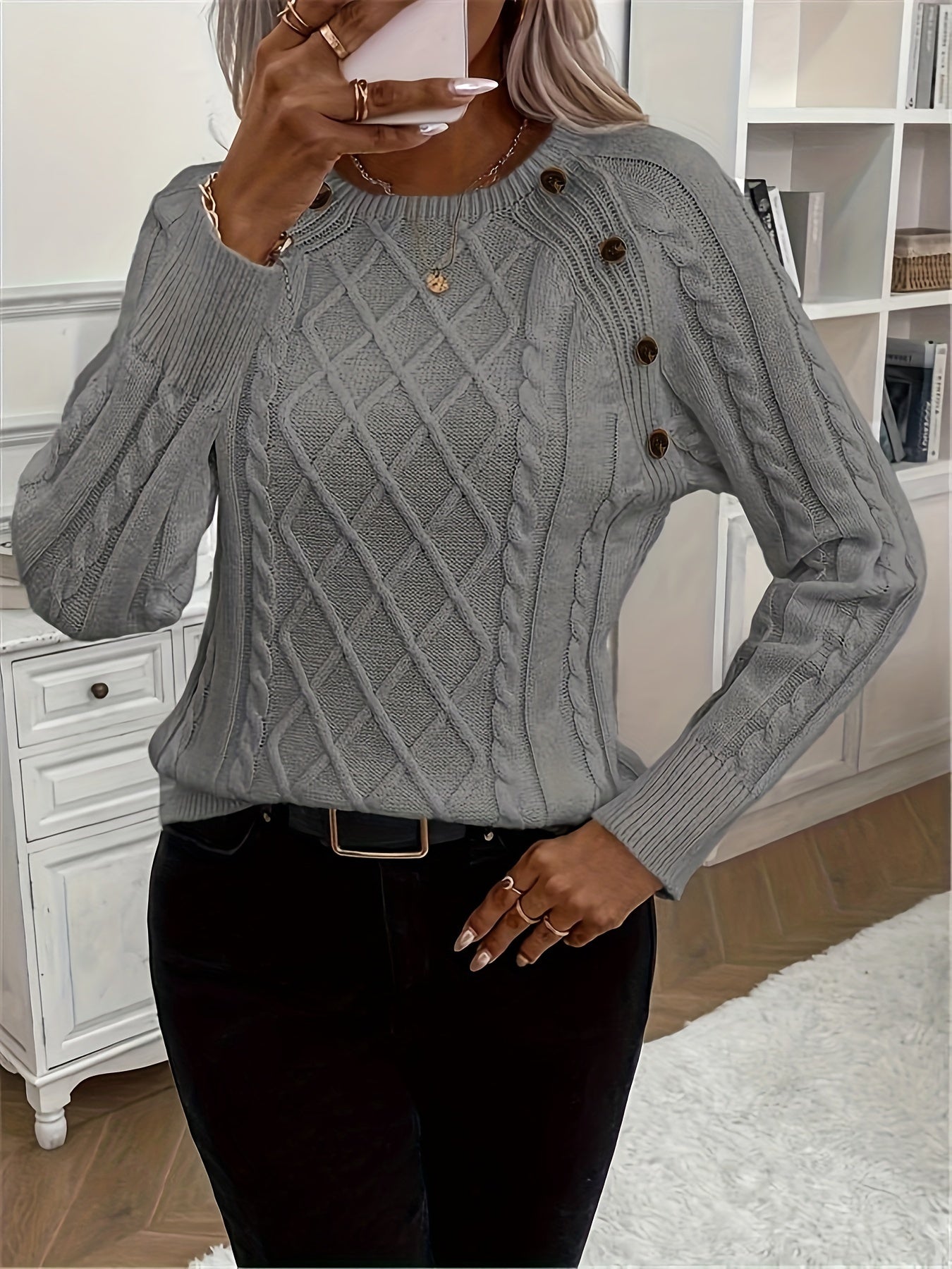 Evy | Classic Round Neck Cable Knit Sweater