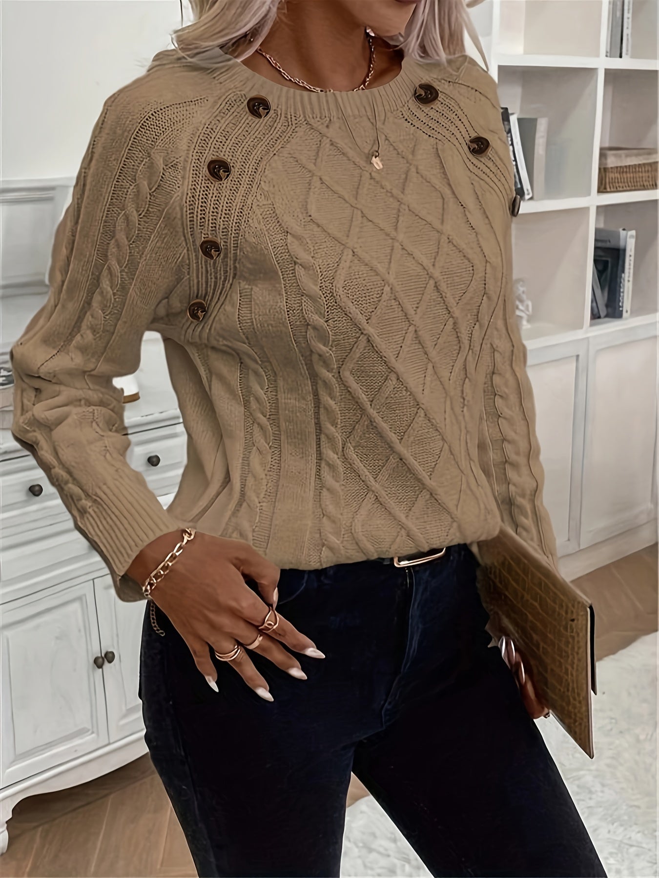 Evy | Classic Round Neck Cable Knit Sweater