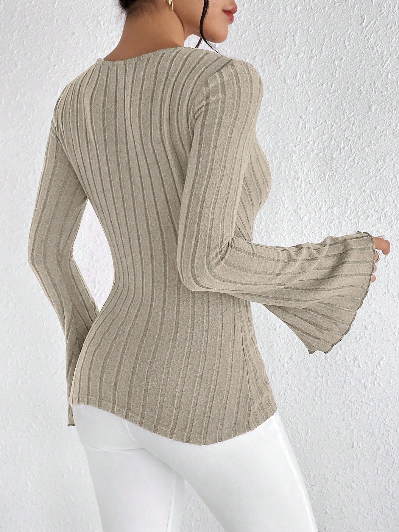 Leona - Stylish Long Sleeve V-Neck Top