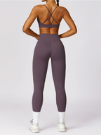 Chic Seamless Women's Sports Set with Tailored Fit