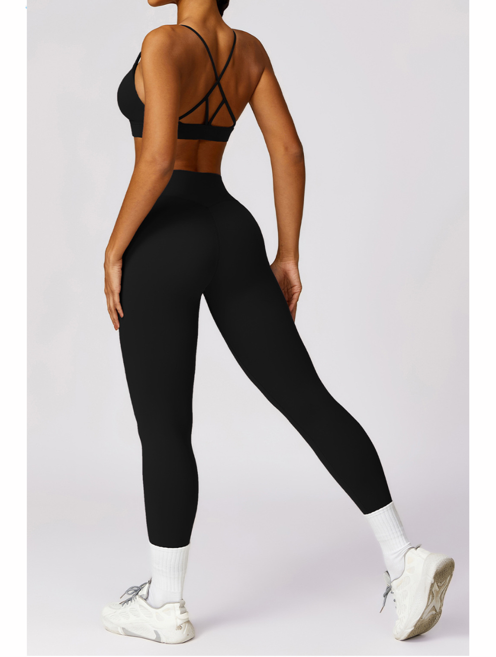 Chic Seamless Women's Sports Set with Tailored Fit