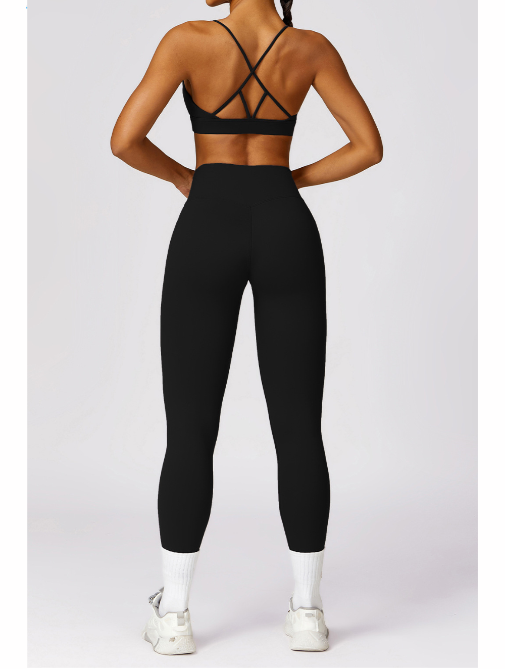 Chic Seamless Women's Sports Set with Tailored Fit
