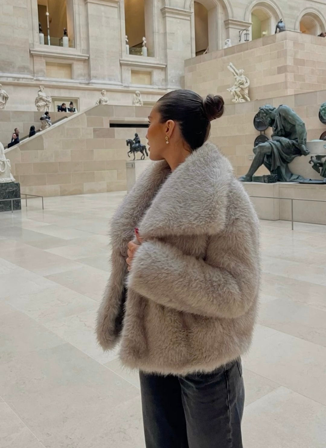 Elegant Faux Fur Women's Coat - Luxuriously Soft and Stylish