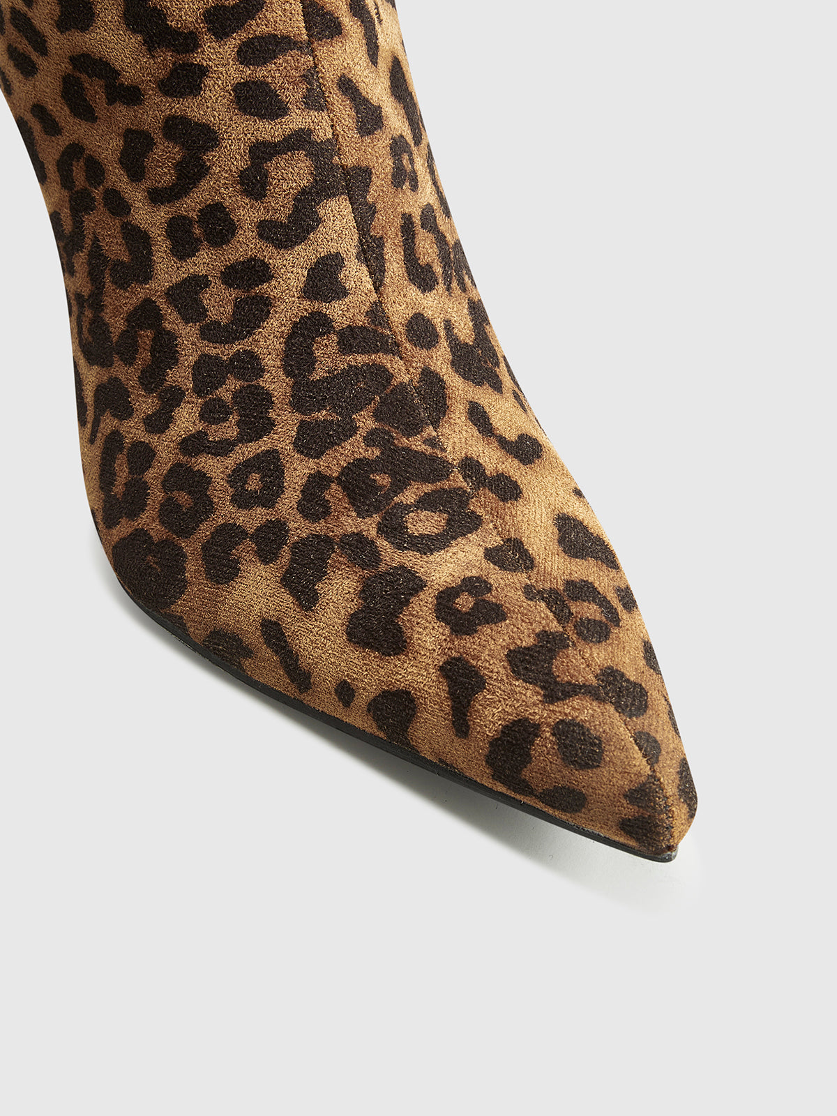 Chic Knee-High Leopard Print Women's Boots with Pointed Toe and Mid-Heel – Fashionable and Comfortable
