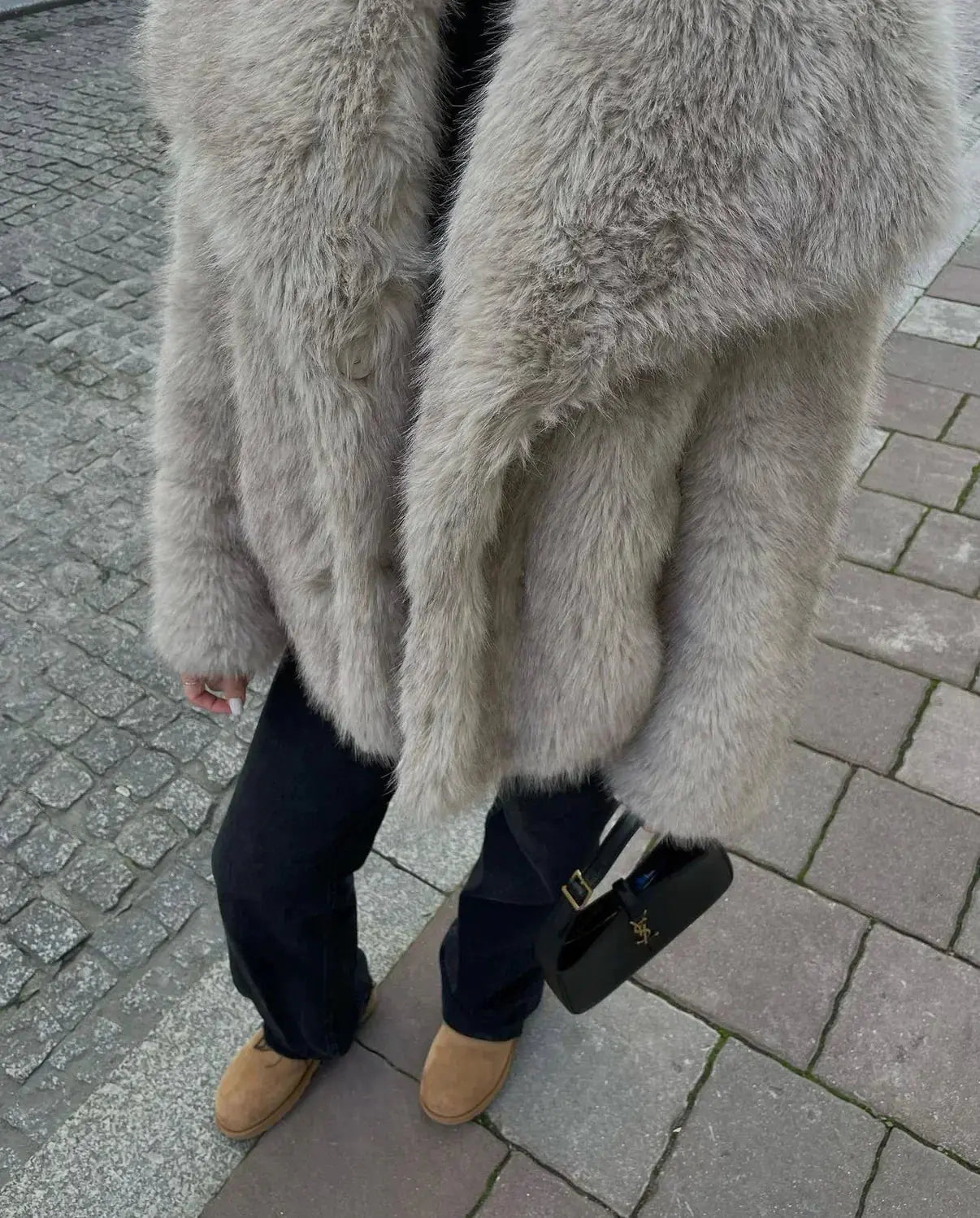 Elegant Faux Fur Women's Coat - Luxuriously Soft and Stylish