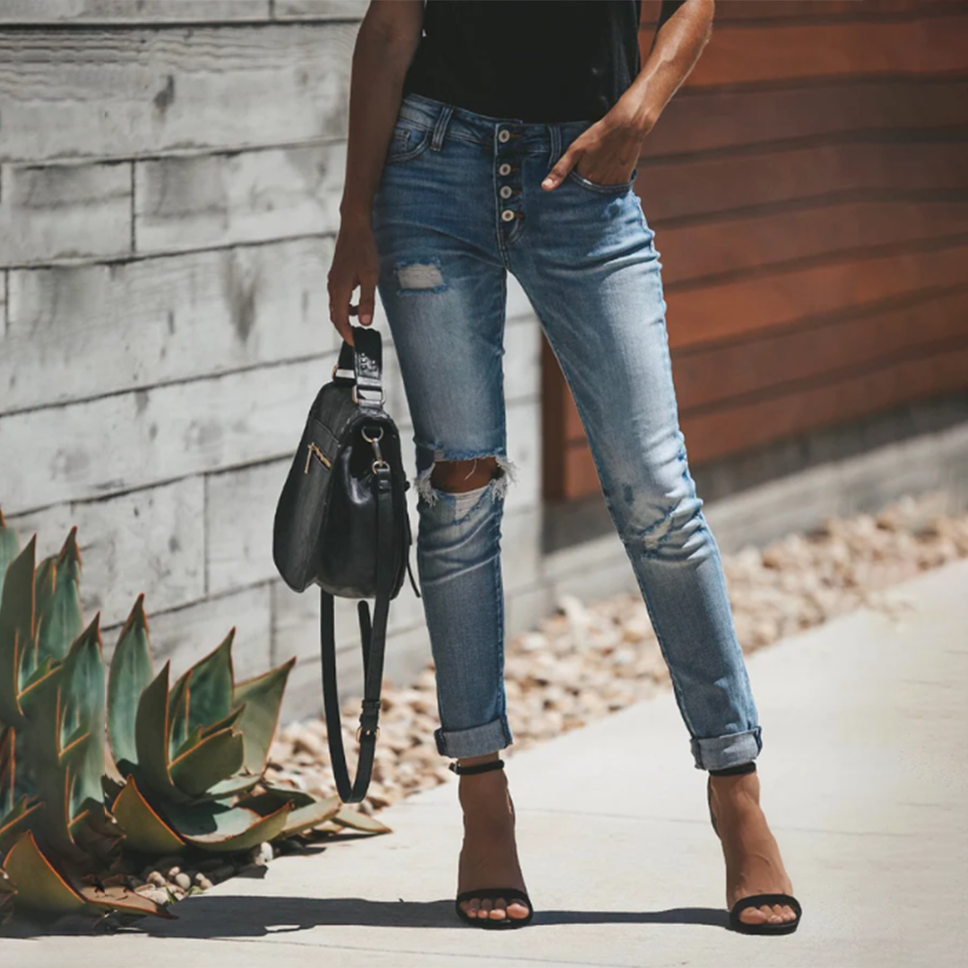 Elif | Trendy Ripped Jeans for a Chic Look
