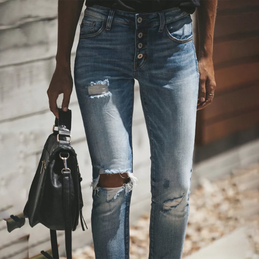 Elif | Trendy Ripped Jeans for a Chic Look