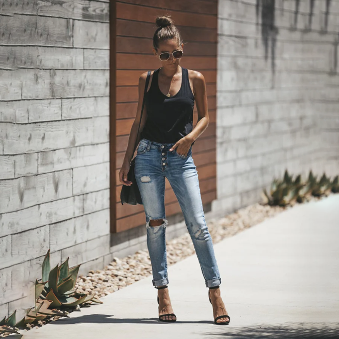 Elif | Trendy Ripped Jeans for a Chic Look
