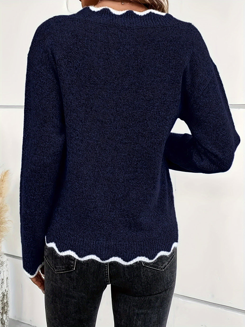 Elin | Chic V-Neck Sweater with Scalloped Accents and Long Sleeves