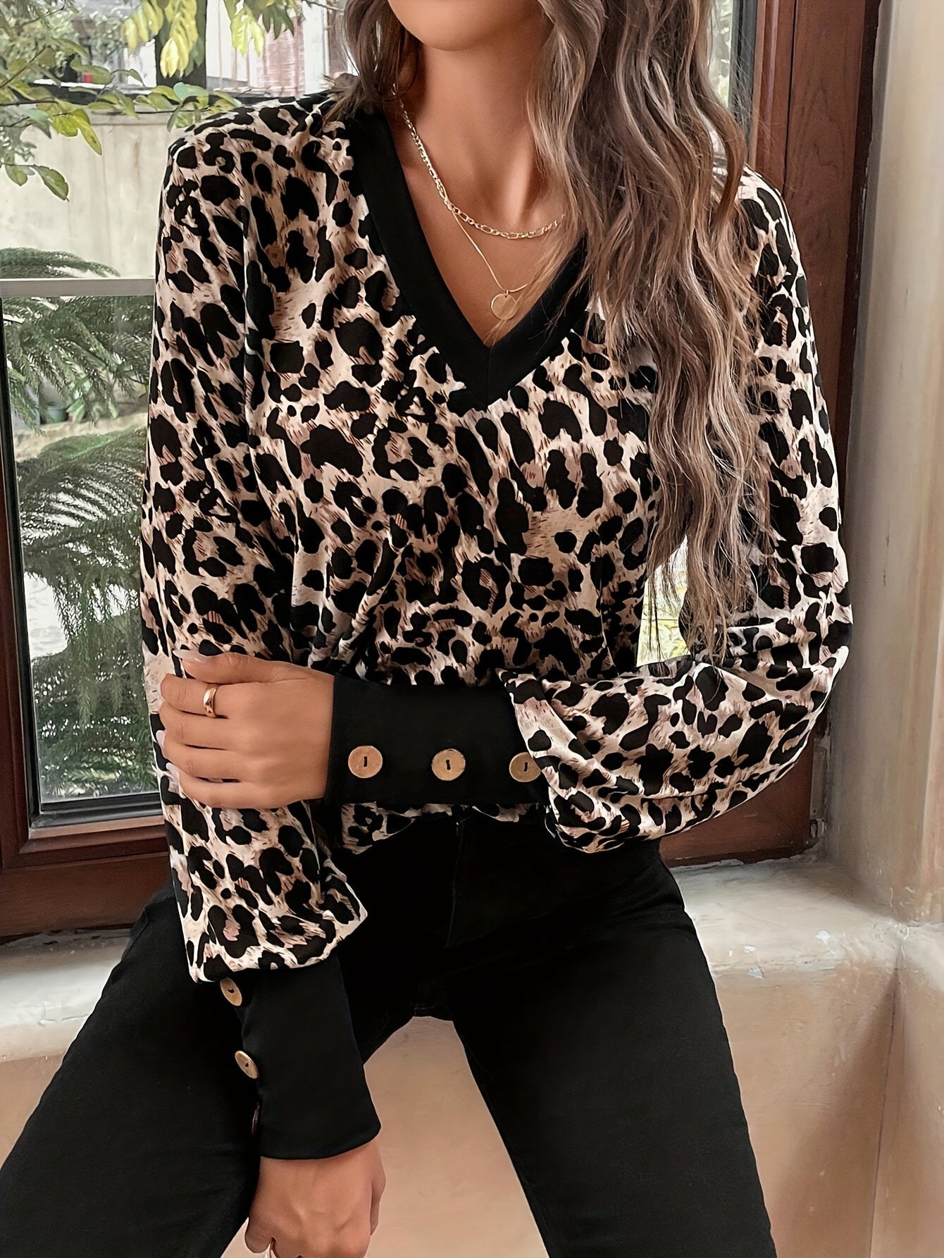 Fay | Women's V-Neck Sweatshirt with Casual Lion Print