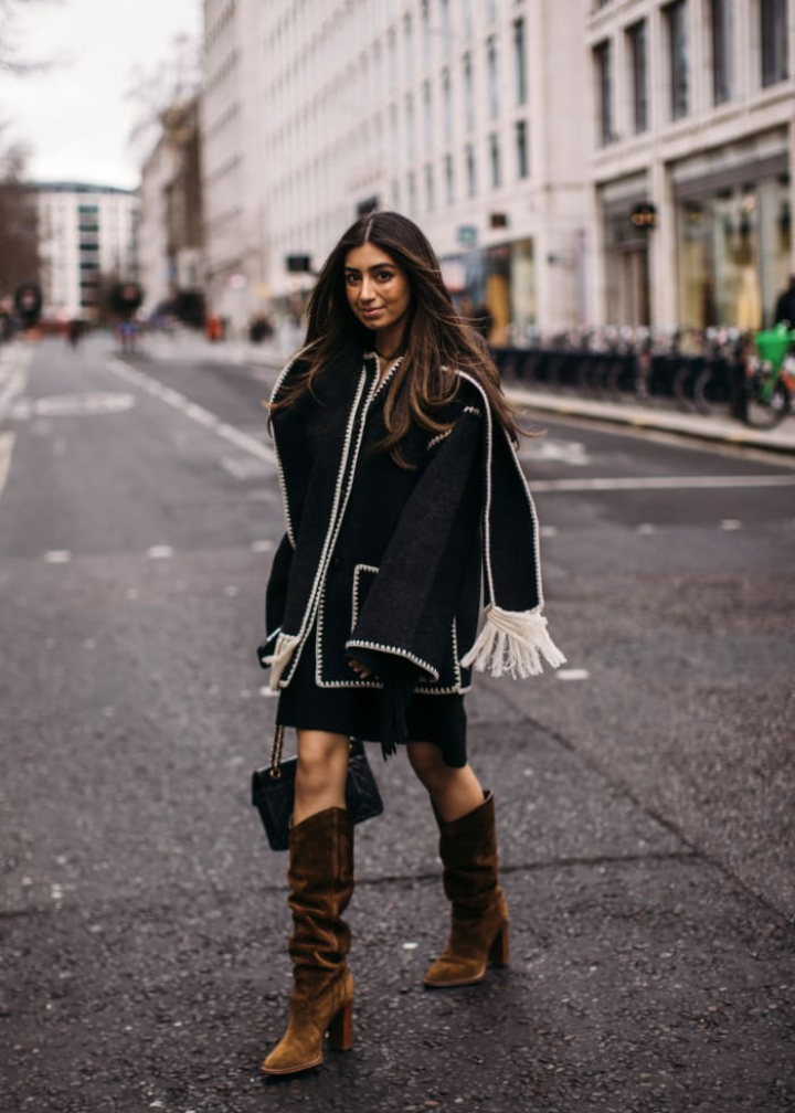 Chic Merino Wool Winter Coat with Built-In Scarf – Women's